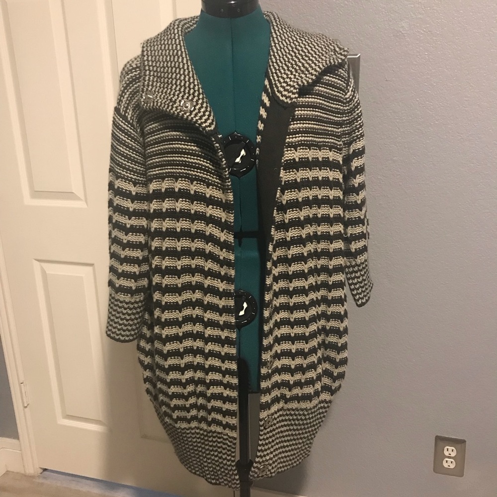 Long size S knee sleeved striped cardigan.